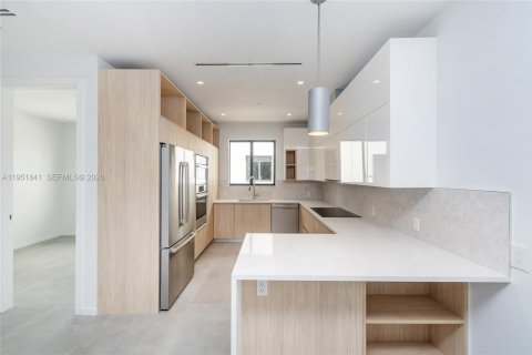 Снять в аренду таунхаус в Майами, Флорида 3 спальни, 181.25м2, № 2006065 - фото 4