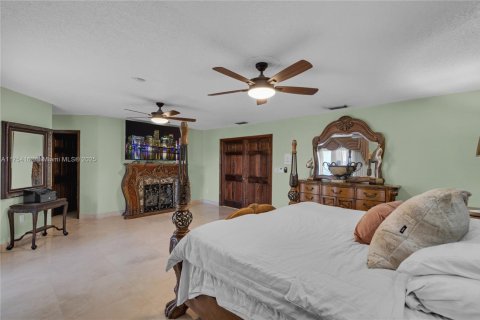 House in Hialeah Gardens, Florida 4 bedrooms, 361.58 sq.m. № 1868453 - photo 29