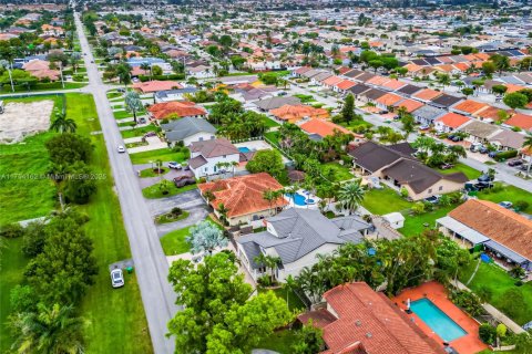 House in Hialeah Gardens, Florida 4 bedrooms, 361.58 sq.m. № 1868453 - photo 6