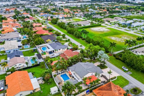 House in Hialeah Gardens, Florida 4 bedrooms, 361.58 sq.m. № 1868453 - photo 4