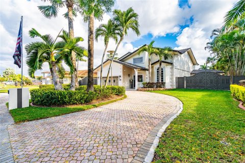 House in Hialeah Gardens, Florida 4 bedrooms, 361.58 sq.m. № 1868453 - photo 8