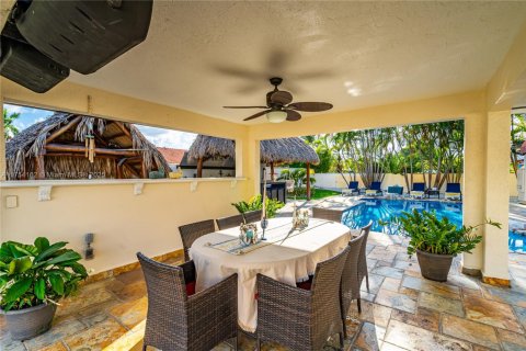 House in Hialeah Gardens, Florida 4 bedrooms, 361.58 sq.m. № 1868453 - photo 24