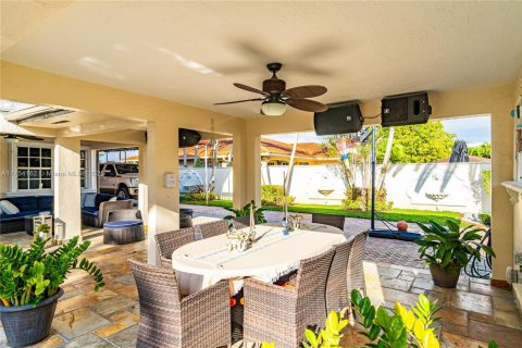 House in Hialeah Gardens, Florida 4 bedrooms, 361.58 sq.m. № 1868453 - photo 15