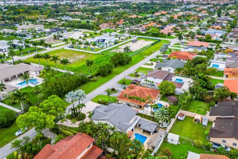 House in Hialeah Gardens, Florida 4 bedrooms, 361.58 sq.m. № 1868453 - photo 5