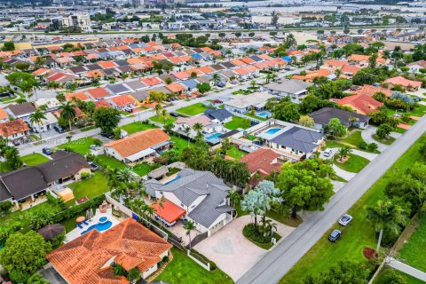 House in Hialeah Gardens, Florida 4 bedrooms, 361.58 sq.m. № 1868453 - photo 3