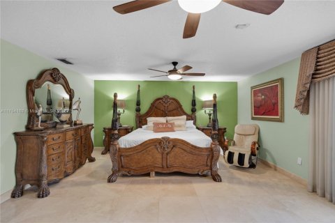 House in Hialeah Gardens, Florida 4 bedrooms, 361.58 sq.m. № 1868453 - photo 30
