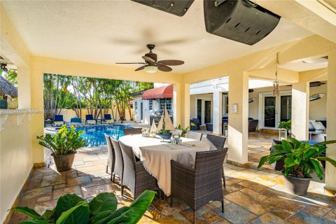 House in Hialeah Gardens, Florida 4 bedrooms, 361.58 sq.m. № 1868453 - photo 25