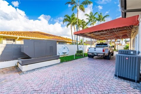 House in Hialeah Gardens, Florida 4 bedrooms, 361.58 sq.m. № 1868453 - photo 14