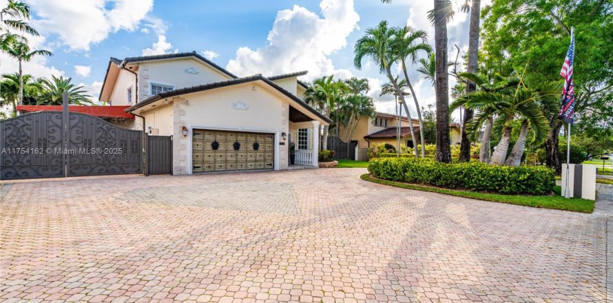 House in Hialeah Gardens, Florida 4 bedrooms, 361.58 sq.m. № 1868453