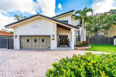 House in Hialeah Gardens, Florida 4 bedrooms, 361.58 sq.m. № 1868453 - photo 10
