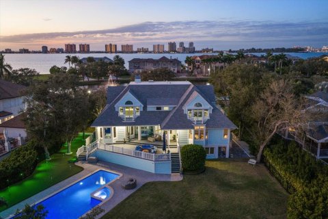 House in Belleair, Florida 5 bedrooms, 492.01 sq.m. № 2213135
