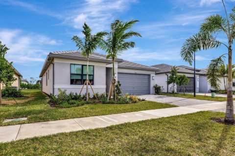 House in Port St. Lucie, Florida 2 bedrooms, 162.86 sq.m. № 2088394 - photo 4