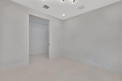 House in Port St. Lucie, Florida 2 bedrooms, 162.86 sq.m. № 2088394 - photo 21