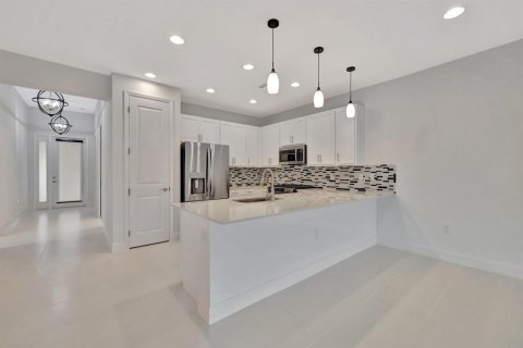 House in Port St. Lucie, Florida 2 bedrooms, 162.86 sq.m. № 2088394 - photo 6