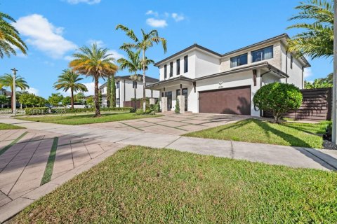 House in Miami Lakes, Florida 4 bedrooms, 264.49 sq.m. № 1992545 - photo 2