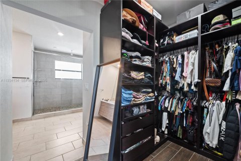 House in Miami Lakes, Florida 4 bedrooms, 264.49 sq.m. № 1992545 - photo 16