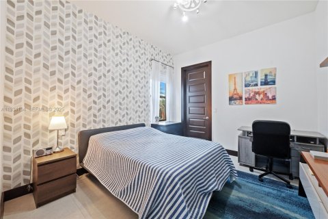 House in Miami Lakes, Florida 4 bedrooms, 264.49 sq.m. № 1992545 - photo 11