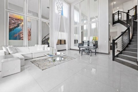 House in Miami Lakes, Florida 4 bedrooms, 264.49 sq.m. № 1992545 - photo 5