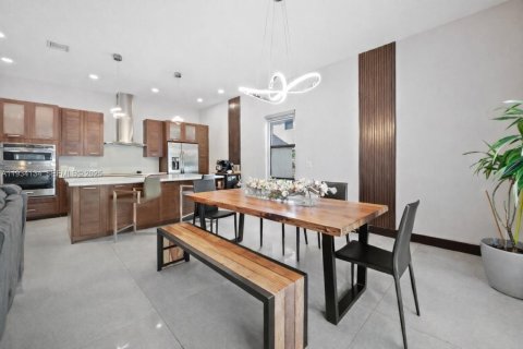 House in Miami Lakes, Florida 4 bedrooms, 264.49 sq.m. № 1992545 - photo 8
