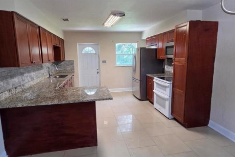 House in Tampa, Florida 3 bedrooms, 133.97 sq.m. № 2379452 - photo 2