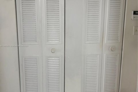 Condominio en alquiler en Miami, Florida, 1 dormitorio, 57.04 m2 № 1943852 - foto 5