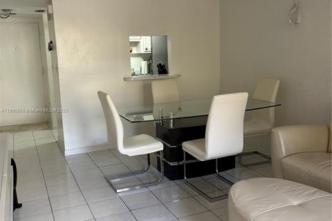 Condominio en alquiler en Miami, Florida, 1 dormitorio, 57.04 m2 № 1943852 - foto 8