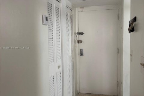 Condominio en alquiler en Miami, Florida, 1 dormitorio, 57.04 m2 № 1943852 - foto 1