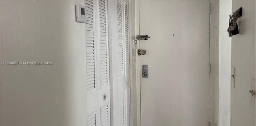 Condominio en Miami, Florida, 1 dormitorio  № 1943852