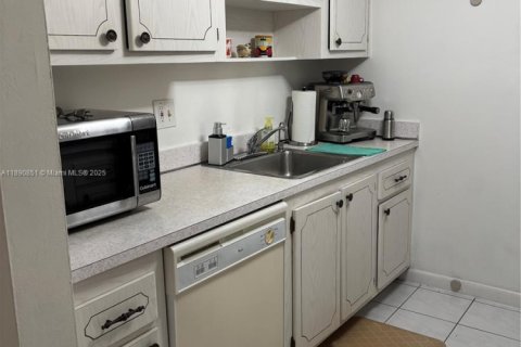 Condominio en alquiler en Miami, Florida, 1 dormitorio, 57.04 m2 № 1943852 - foto 3