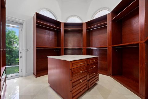 House in Miami, Florida 5 bedrooms, 458.29 sq.m. № 1977328 - photo 25