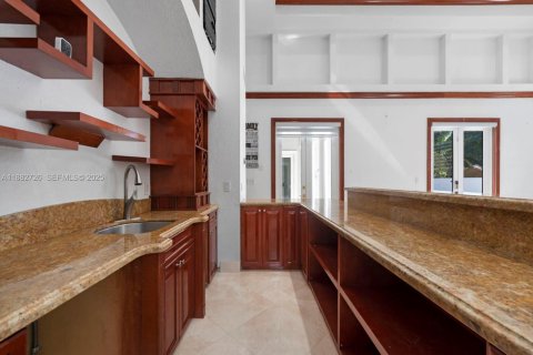 House in Miami, Florida 5 bedrooms, 458.29 sq.m. № 1977328 - photo 29