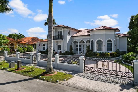 House in Miami, Florida 5 bedrooms, 458.29 sq.m. № 1977328 - photo 4