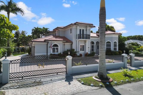 House in Miami, Florida 5 bedrooms, 458.29 sq.m. № 1977328 - photo 2