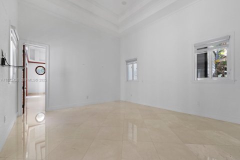 House in Miami, Florida 5 bedrooms, 458.29 sq.m. № 1977328 - photo 27
