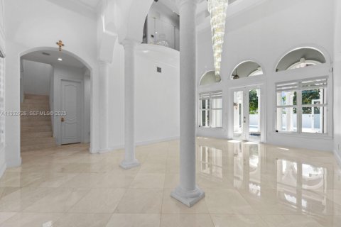 House in Miami, Florida 5 bedrooms, 458.29 sq.m. № 1977328 - photo 11