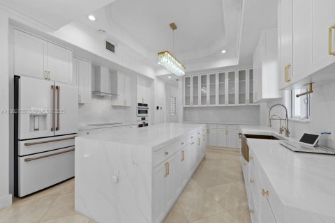 House in Miami, Florida 5 bedrooms, 458.29 sq.m. № 1977328 - photo 19