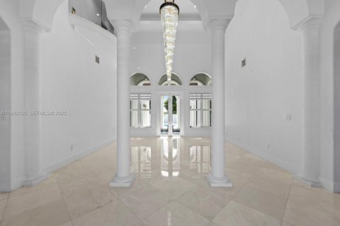 House in Miami, Florida 5 bedrooms, 458.29 sq.m. № 1977328 - photo 9