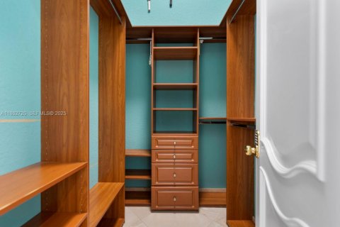 House in Miami, Florida 5 bedrooms, 458.29 sq.m. № 1977328 - photo 30