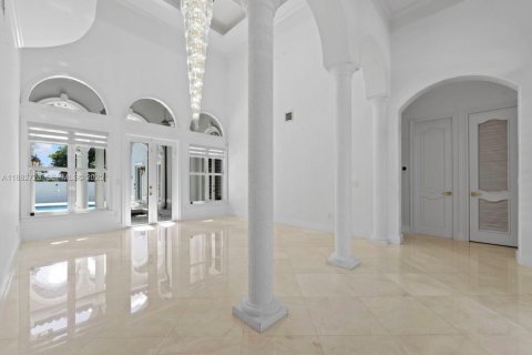 House in Miami, Florida 5 bedrooms, 458.29 sq.m. № 1977328 - photo 10