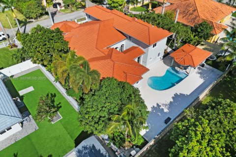 House in Miami, Florida 5 bedrooms, 458.29 sq.m. № 1977328 - photo 6