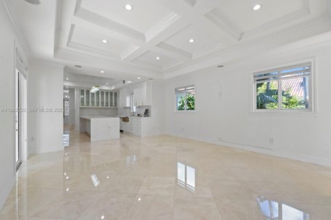 House in Miami, Florida 5 bedrooms, 458.29 sq.m. № 1977328 - photo 22