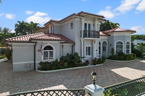 House in Miami, Florida 5 bedrooms, 458.29 sq.m. № 1977328 - photo 3