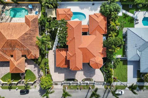 House in Miami, Florida 5 bedrooms, 458.29 sq.m. № 1977328 - photo 8