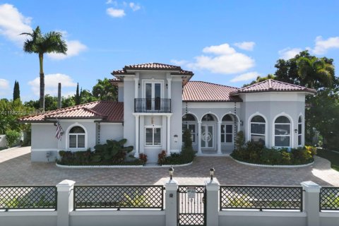 House in Miami, Florida 5 bedrooms, 458.29 sq.m. № 1977328 - photo 1