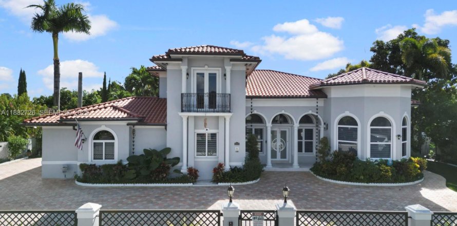 House in Miami, Florida 5 bedrooms, 458.29 sq.m. № 1977328