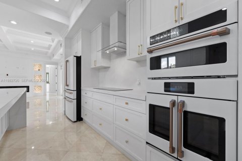House in Miami, Florida 5 bedrooms, 458.29 sq.m. № 1977328 - photo 17