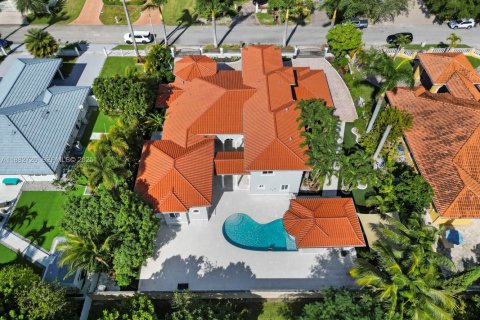 House in Miami, Florida 5 bedrooms, 458.29 sq.m. № 1977328 - photo 5