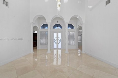 House in Miami, Florida 5 bedrooms, 458.29 sq.m. № 1977328 - photo 12