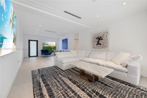 Casa en alquiler en Miami Beach, Florida, 3 dormitorios, 174.75 m2 № 2079062 - foto 2