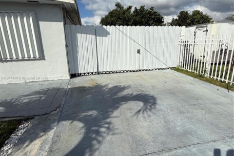 Снять в аренду виллу или дом в Майами, Флорида 3 спальни, 128.21м2, № 1972206 - фото 6